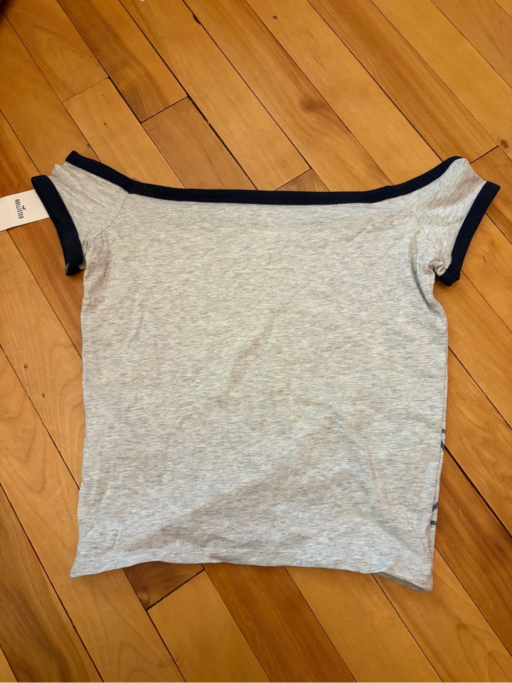Hollister - Off-the-shoulder Logo Graphic Tee - Picture 2 of 5